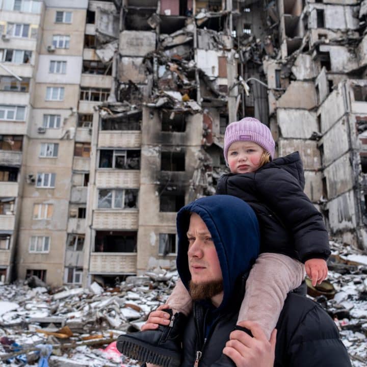 Ukraine, gravas, un papa et sa fille en Ukraine, le 17 janvier 2023. © UNICEF/UN0770704/Filippov