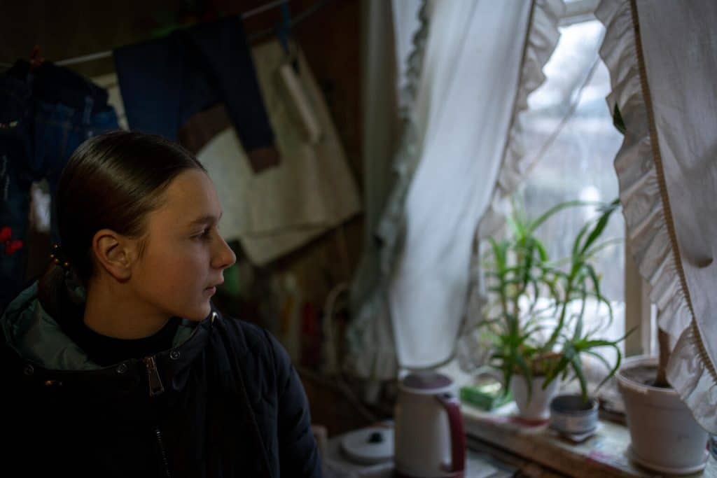 Dasha, 15 ans, vit à Izyum, en Ukraine. Photo prise le 13 janvier 2023. © UNICEF/UN0773882/Filippov