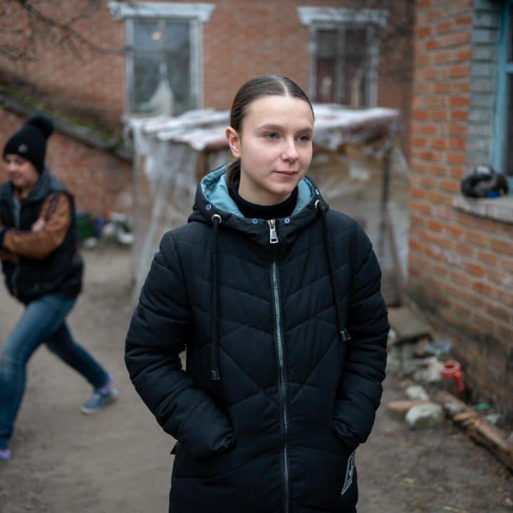 Dasha, 15 ans, vit à Izyum, en Ukraine. Photo prise le 13 janvier 2023. © UNICEF/UN0773883/Filippov