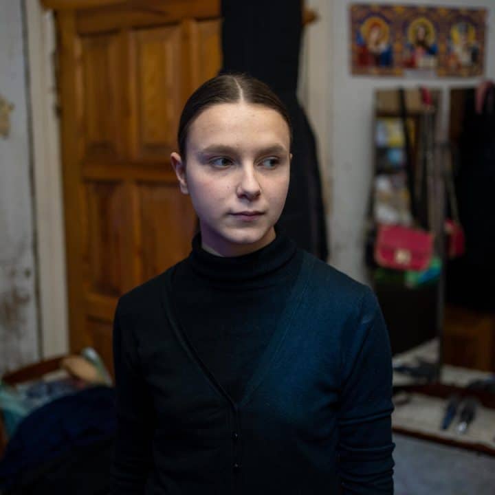 Dasha, 15 ans, vit à Izyum, en Ukraine. Photo prise le 13 janvier 2023. © UNICEF/UN0773884/Filippov
