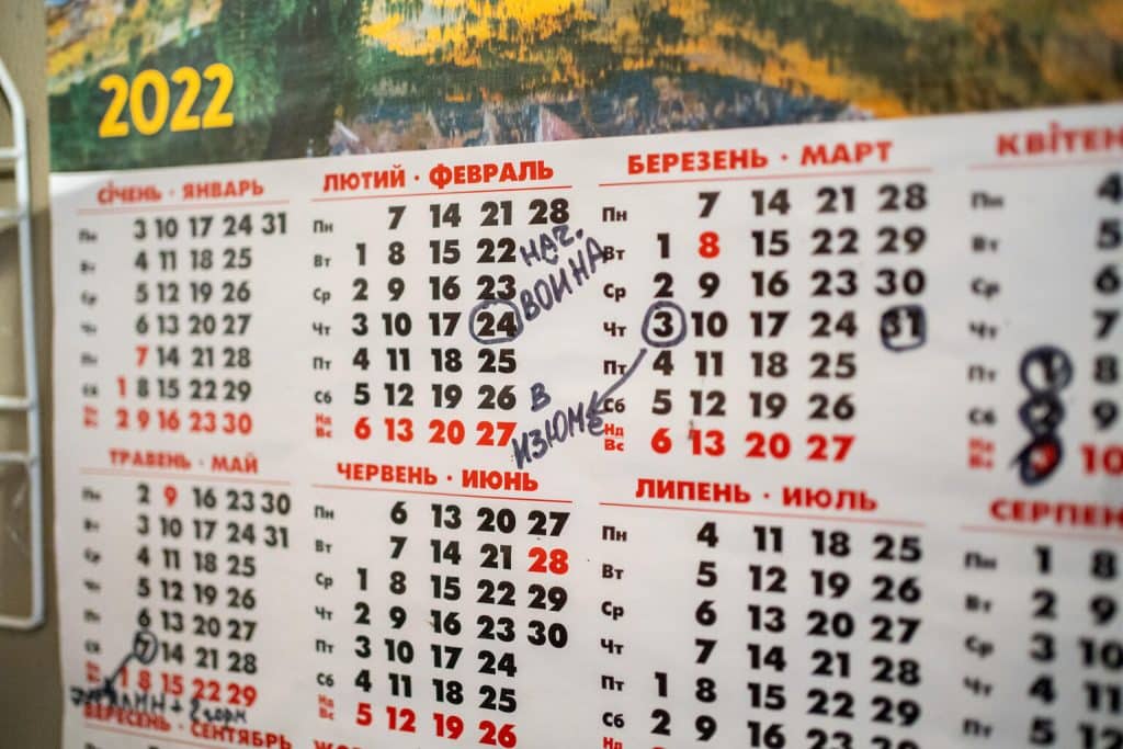 Sur un calendrier accroché au mur de sa cuisine, Dasha, 15 ans, a entouré deux dates au stylo noir : le 24 février et le 10 septembre. © UNICEF/UN0773888/Filippov