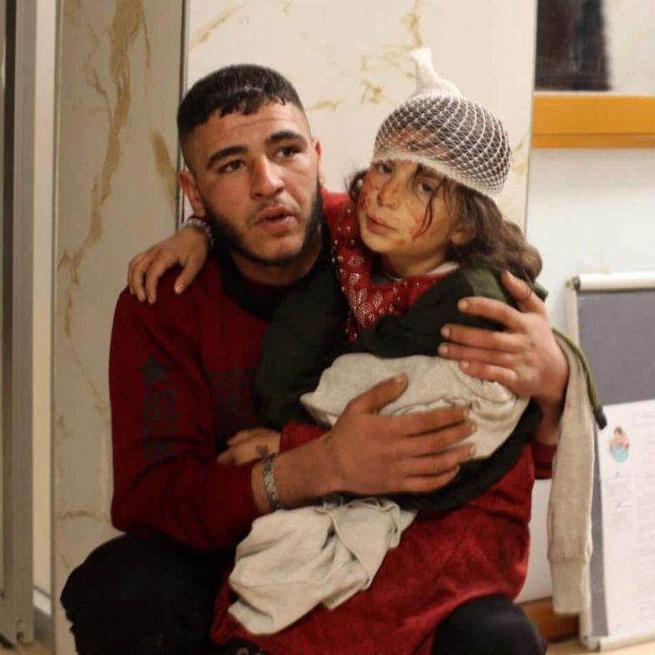 Le 6 février 2023, une jeune fille blessée attend d'être soignée dans un hôpital à la suite d'un tremblement de terre, dans la ville frontalière syrienne d'Azaz, dans le nord de la province d'Alep. Au moins 42 personnes auraient été tuées dans le nord de la Syrie après un tremblement de terre d'une magnitude de 7,8 qui a pris naissance en Turquie et a été ressenti dans les pays voisins. © UNICEF/UN0777947/AFP
