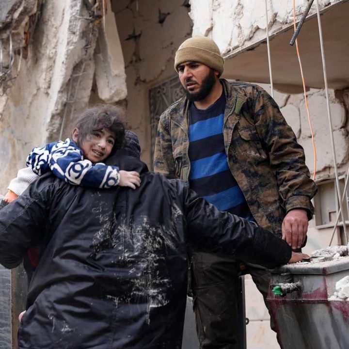 Le 6 février 2023, des habitants récupèrent un enfant dans les décombres d'un bâtiment effondré suite à un tremblement de terre dans la ville de Jandaris, au nord-ouest de la Syrie. © UNICEF/UN0777983/al Sayed/AFP