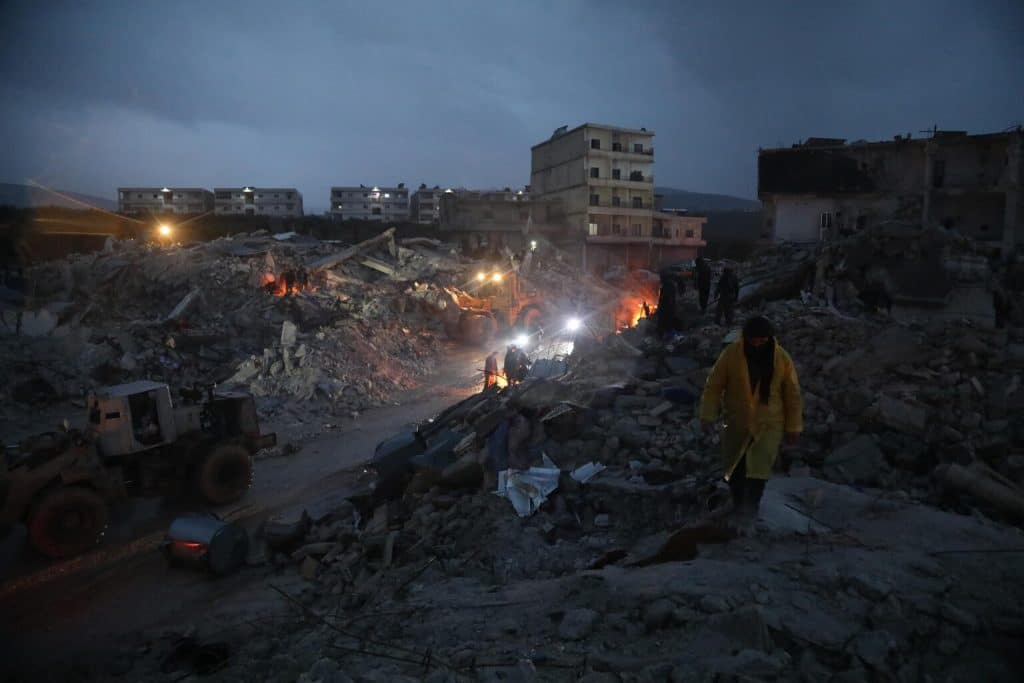 Le 6 février 2023, des secouristes et des habitants cherchent des victimes et des survivants au milieu des décombres de bâtiments effondrés à Bisnia, au nord-ouest d'Idlib, près de la frontière syro-turque. © UNICEF/UN0778460/Suleiman