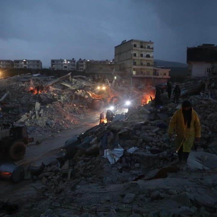 Le 6 février 2023, des secouristes et des habitants cherchent des victimes et des survivants au milieu des décombres de bâtiments effondrés à Bisnia, au nord-ouest d'Idlib, près de la frontière syro-turque. © UNICEF/UN0778460/Suleiman