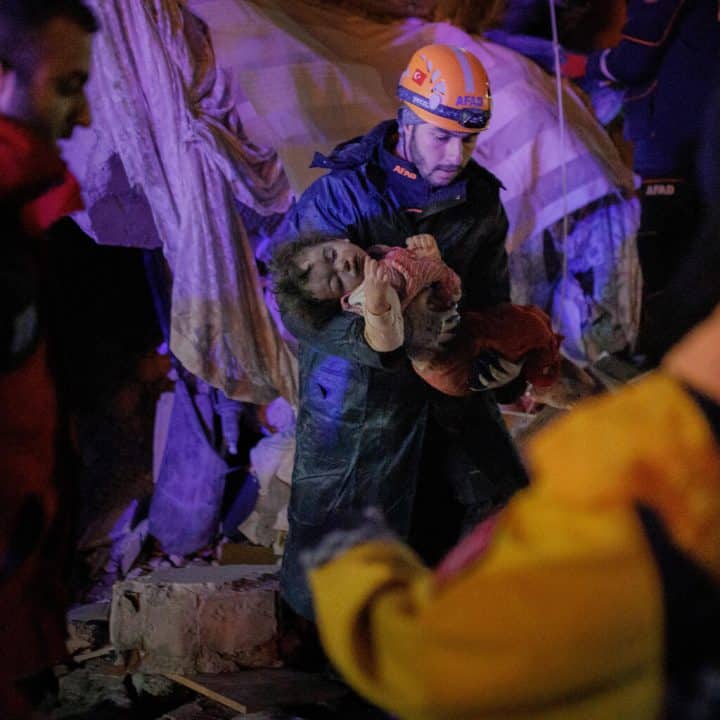 Un enfant secouru suite au tremblement de terre à İskenderun, en Turquie, le 6 février 2023. © UNICEF/UN0778546/Erok