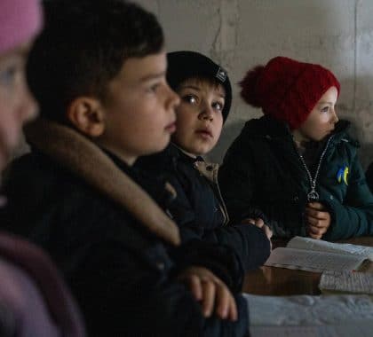 La mort, la destruction, le déplacement… et désormais la pauvreté, assaillent les enfants d’Ukraine