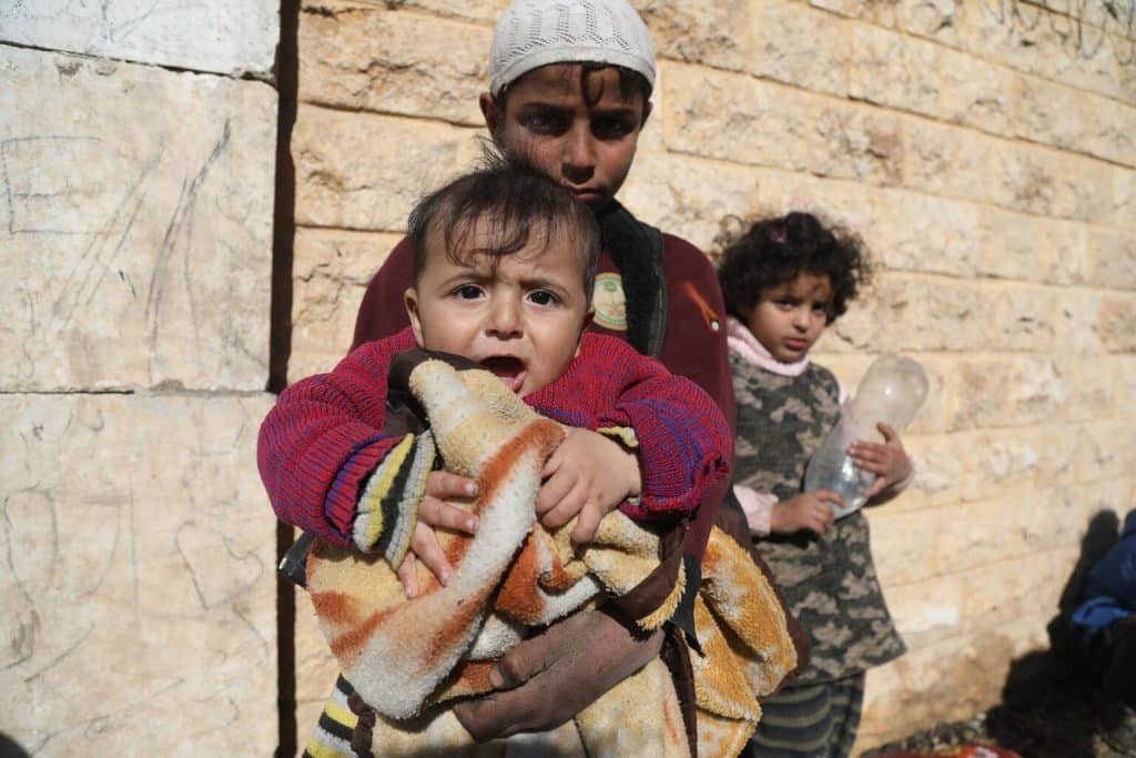 Le 7 février 2023, des enfants posent pour une photo dans la ville de Jandairis, touchée par le tremblement de terre, au nord de la Syrie, dans le district d'Afrin du gouvernorat d'Alep. © UNICEF/UN0779530/Suleiman