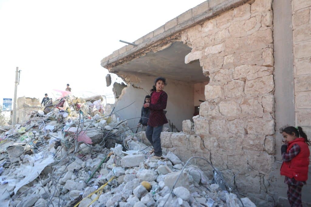 Le 9 février 2023, un enfant marche sur les décombres d'un bâtiment détruit à Jandairis, dans le nord de la Syrie, dans le district d'Afrin dans la région d'Alep. © UNICEF/UN0780623/Zayat