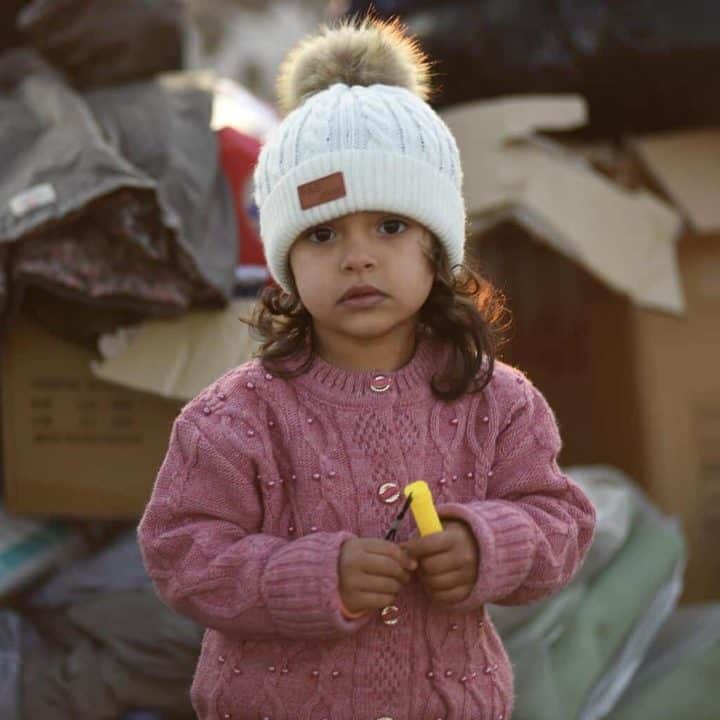 Une petite fille se tient parmi les boîtes de fournitures envoyées aux survivants du tremblement de terre de magnitude 7,7 à Kahramanmaraş, Türkiye. © UNICEF/UN0781435/Ölçer