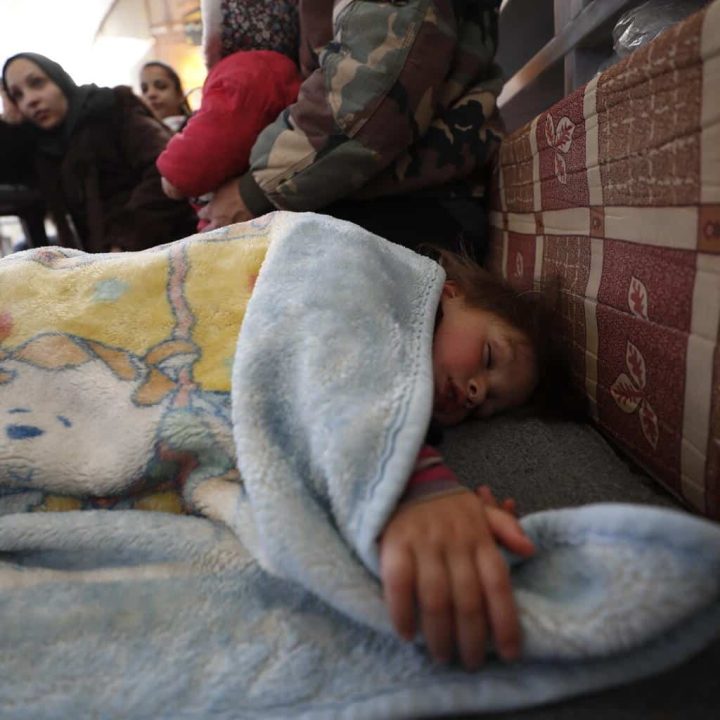 Le 9 février 2023, dans le gouvernorat de Lattaquié, au nord-ouest de Syrie, un enfant dort sous une couverture dans un abri temporaire de la mosquée Al-Mansory, dans la vieille ville du district de Jableh. © UNICEF/UN0781632/