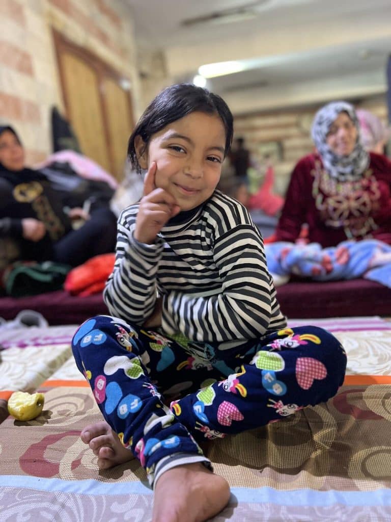 Le 13 février 2023 à Lattaquié, en Syrie, Aya, 6 ans, est assise sur un matelas dans le centre sportif de Lattaquié, où sa famille et des centaines d'autres personnes ont trouvé refuge après avoir été déplacées à la suite du tremblement de terre qui a frappé la Syrie le 6 février. © UNICEF/UN0782749/