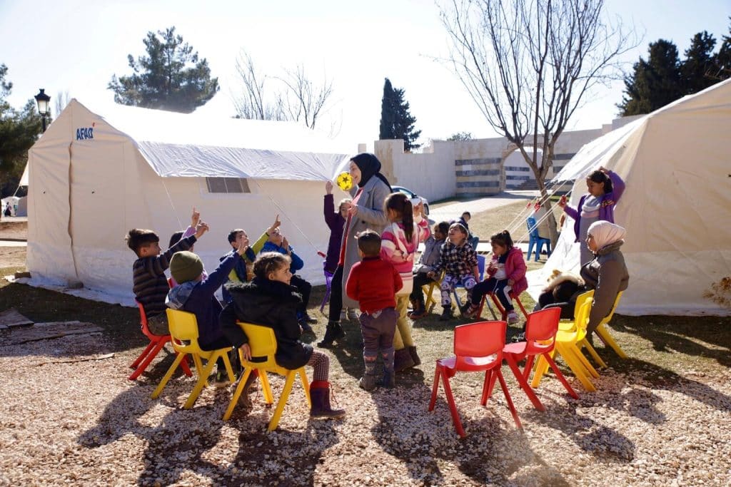 Le 16 février 2022, des enfants assistent à une session psychosociale dans un abri temporaire à Gaziantep, en Turquie, dix jours après que deux tremblements de terre dévastateurs aient frappé le sud-est de la Turquie et le nord de la Syrie. © UNICEF/UN0784167/Karacan