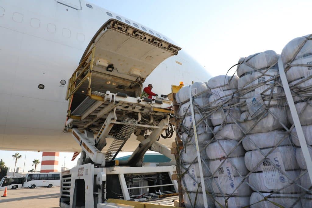 Le 18 février 2023, un avion cargo transportant du matéirel humanitaire est arrivé à l'aéroport d'Adana (Turquie) en provenance de l'entrepôt de l'UNICEF à Copenhague, pour venir en aide aux populations touchées par les tremblements de terre dévastateurs qui ont frappé la Turquie et la Syrie. © UNICEF/UN0787226/Ergen