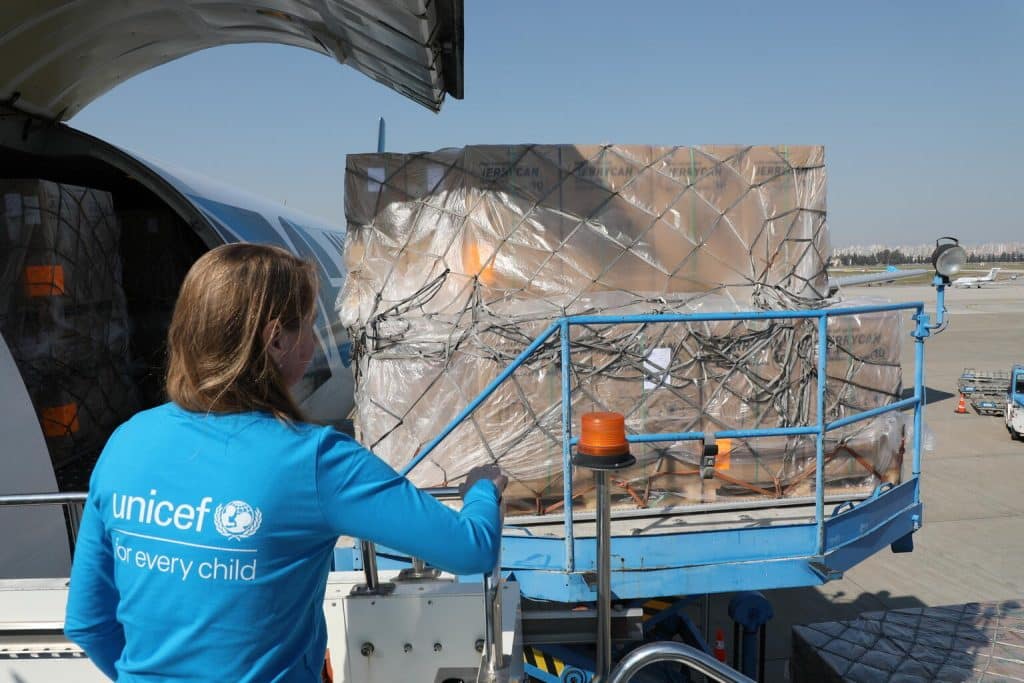 Le 18 février 2023, un avion cargo transportant des articles est arrivé à l'aéroport d'Adana, en Turquie, en provenance de l'entrepôt de l'UNICEF à Copenhague, pour être envoyé dans les villes touchées par les tremblements de terre meurtriers qui ont frappé la Turquie et la Syrie. © UNICEF/UN0787228/Ergen