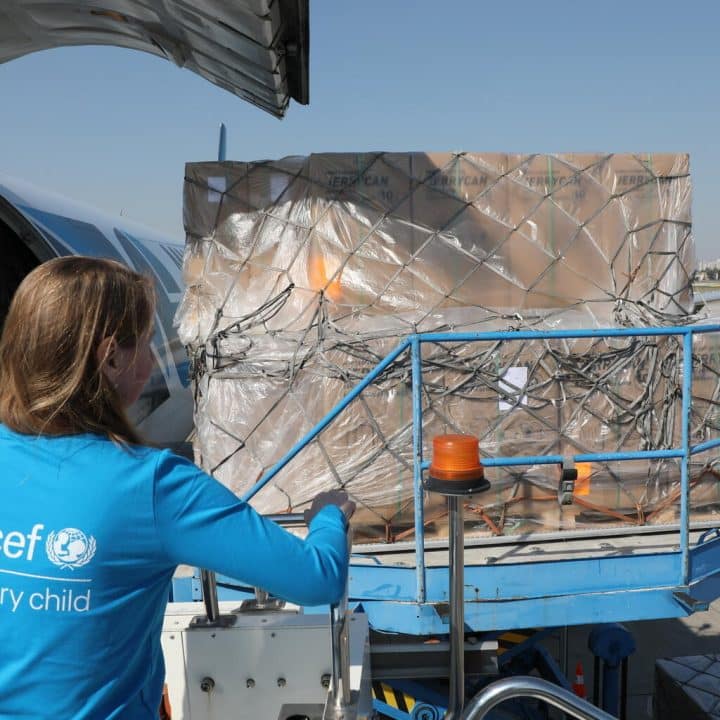 Le 18 février 2023, un avion cargo transportant des articles est arrivé à l'aéroport d'Adana, en Turquie, en provenance de l'entrepôt de l'UNICEF à Copenhague, pour être envoyé dans les villes touchées par les tremblements de terre meurtriers qui ont frappé la Turquie et la Syrie. © UNICEF/UN0787228/Ergen