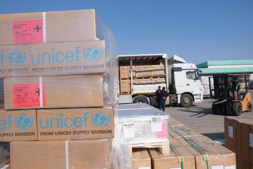 Le 18 février 2023, les fournitures humanitaires de l'UNICEF sont chargées dans des camions après leur arrivée à l'aéroport d'Adana , suite aux séismes meurtriers en Turquie et en Syrie. © UNICEF/UN0787281/English