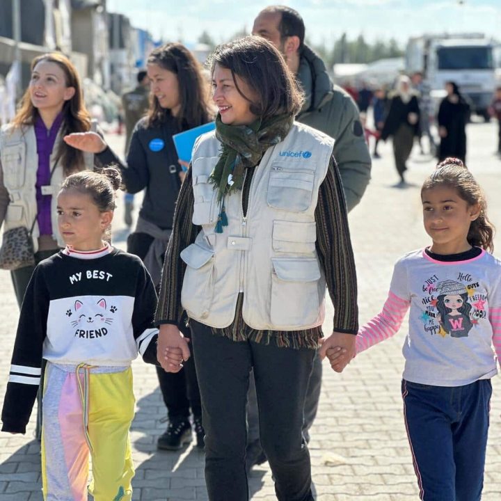 La directrice régionale de l'UNICEF pour l'Europe et l'Asie centrale, Afshan Khan, marchant avec deux filles à Kahramanmaraş après les deux tremblements de terre dévastateurs qui ont frappé le sud-est de la Turquie. © UNICEF/UN0789743/Karacan