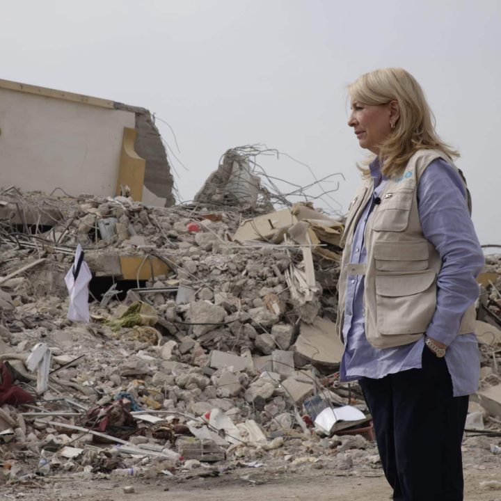 La directrice générale de l'UNICEF, Catherine Russell, dans le centre ville de Kahramanmaraş, après le double tremblement de terre dévastateur qui a frappé le sud-est de la Turquie. ©UNICEF/UN0793712/Karacan