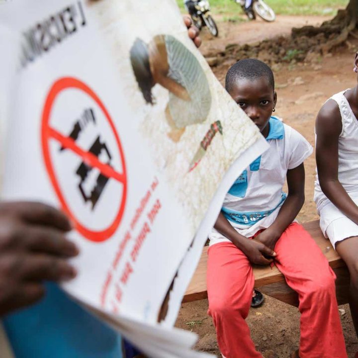 Des filles assistent à une réunion communautaire sur les mutilations génitales féminines, dans la ville de Katiola, au nord de la région de la Vallée du Bandama. © UNICEF/UNI144402/Asselin