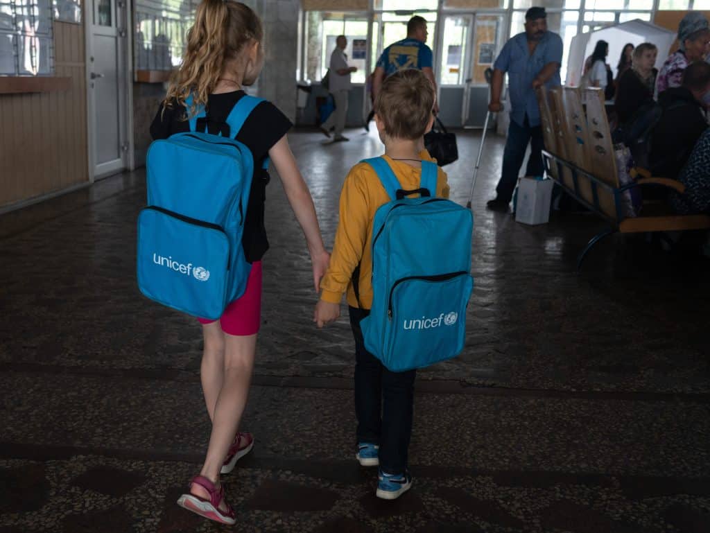 En Ukraine, des enfants ont de nouveau accès à l'éducation et participent à des activités récréatives dans un espace ami des enfants, soutenu par l'UNICEF © UNICEF/UNI400324/Filippov