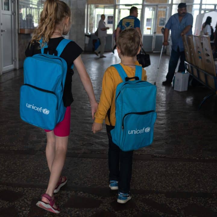 En Ukraine, des enfants ont de nouveau accès à l'éducation et participent à des activités récréatives dans un espace ami des enfants, soutenu par l'UNICEF © UNICEF/UNI400324/Filippov