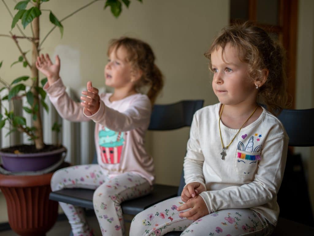 En Ukraine, Sofia et Lisa, 5 ans, ont de nouveau accès à l'éducation grâce au soutien de l'UNICEF © UNICEF/UNI450792/Filippov