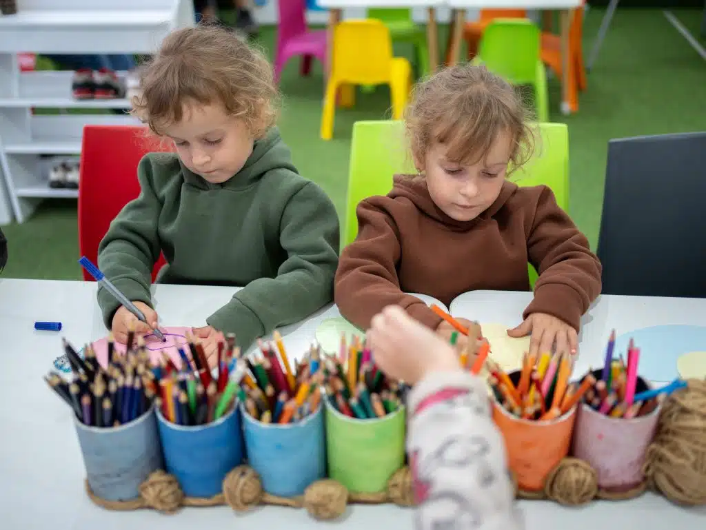 Le 19 septembre 2023, Sofia et Lisa, participent à des activités récréatives dans l'espace ami des enfants soutenu par l'UNICEF. © UNICEF/UNI450796/Filippov