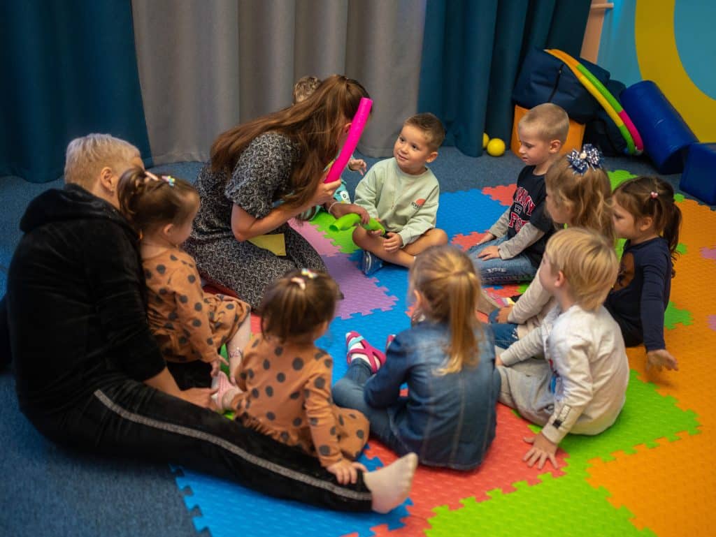 A Kharkiv, en Ukraine, des enfants participent à des activités récréatives dans un espace ami des enfants, soutenu par l'UNICEF © UNICEF/UNI454846/Filippov