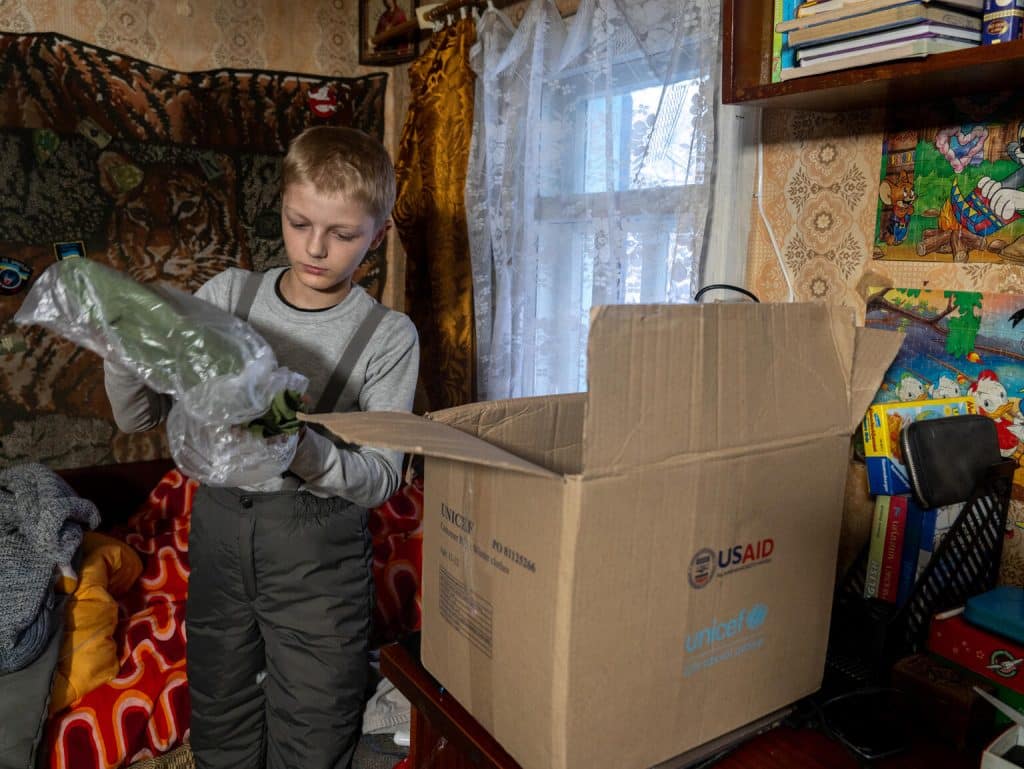 Bohdan, 11 ans, vit à Izyum, dans la région ukrainienne de Kharkivska, une ville qui a été presque totalement détruite en deux ans de conflit. Sa famille et lui font partie des nombreux foyers qui ont reçu des kits hiver de l'UNICEF © UNICEF/UNI496719/Filippov