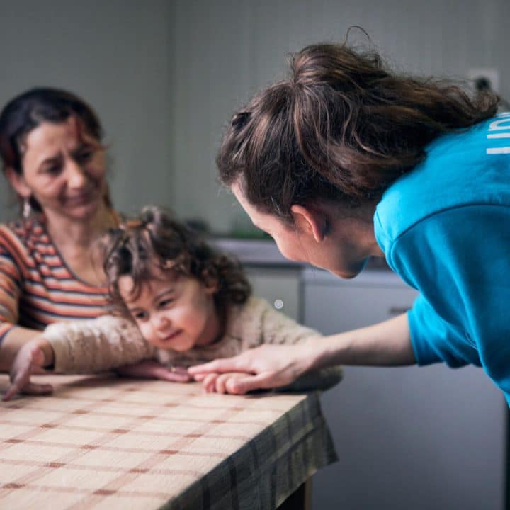 Le 1er février 2024, des membres de l'unité mobile rendent visite aux familles dans le centre d'hébergement pour réfugiés, soutenu par l'UNICEF © UNICEF/UNI518408/Cernius