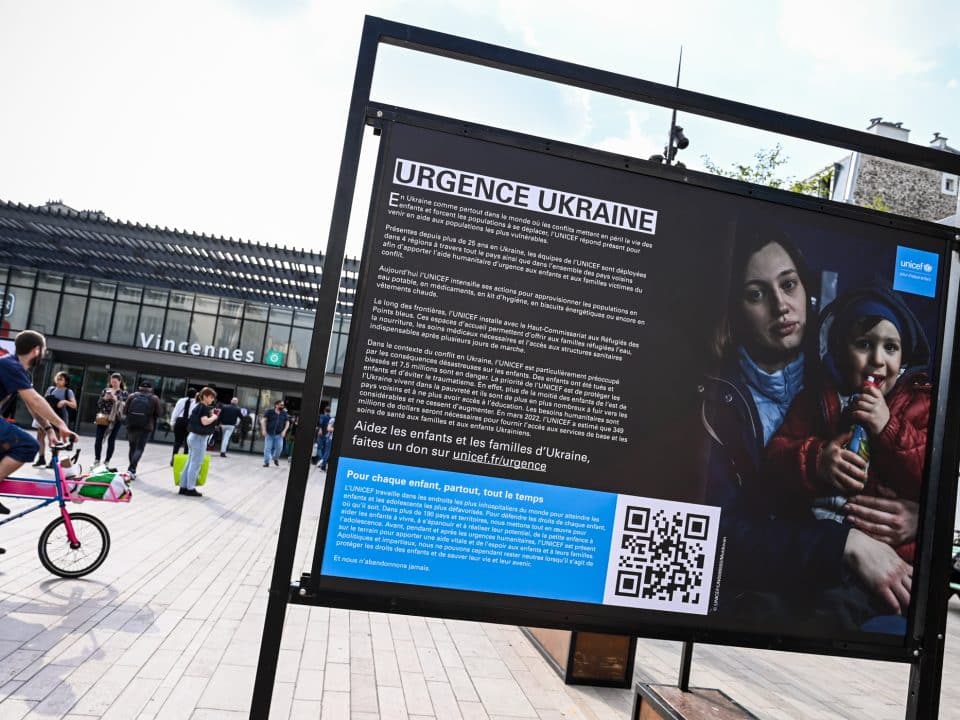 Exposition d'images sur la situation des enfants en Ukraine devant la gare de Vincennes © UNICEF France