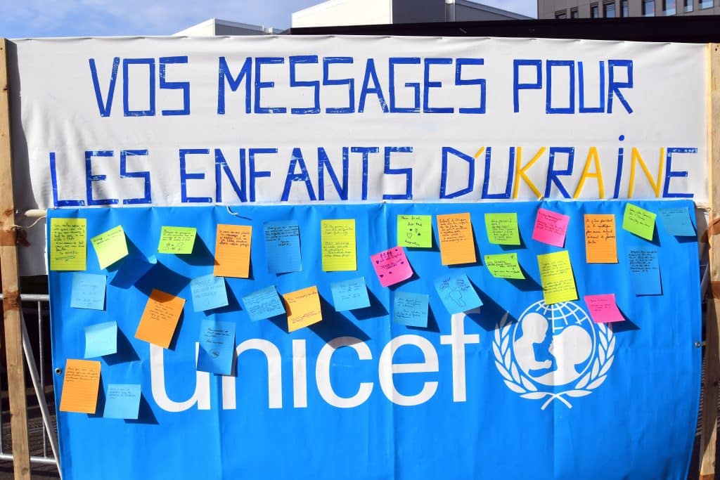 Messages pour les enfants d'Ukraine lors du match des héros à Lyon © Jacques Del Pino