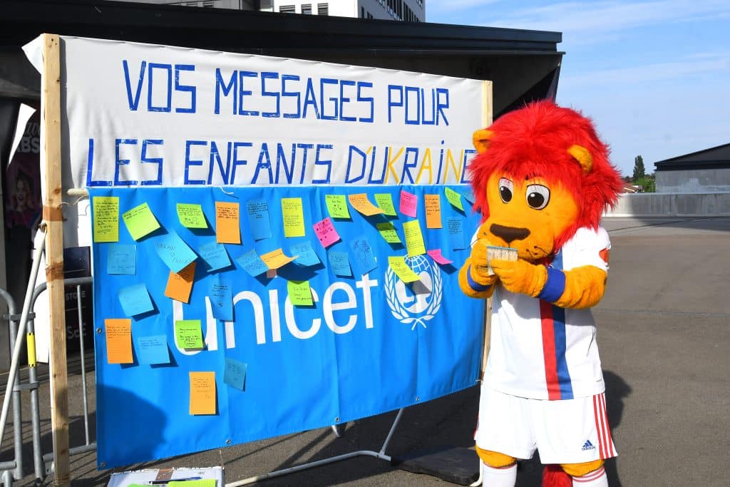 Messages pour les enfants d'Ukraine lors du match des héros à Lyon © Jacques Del Pino