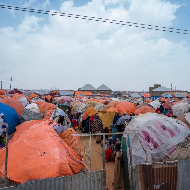 280 familles vivent dans le camp de déplacés de Daniyle, qui a été créé il y a seulement quatre mois pour accueillir les personnes fuyant différentes parties de la région en raison de la sécheresse. © UNICEF Somalie/2023/Zerihun Sewunet