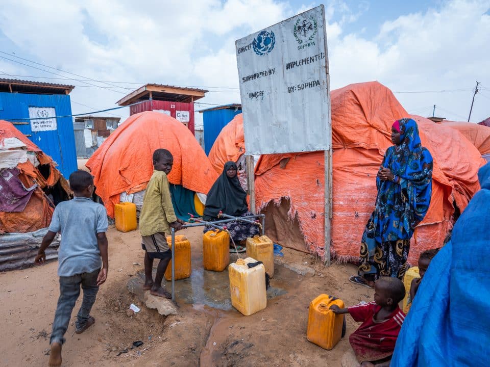 L'UNICEF, en partenariat avec SOPHPA, a mis en œuvre un projet d'approvisionnement en eau salvateur en installant des points d'eau aux portes des huttes du camp de déplacés de Daniyle, en Somalie. Ce projet a été une source de soulagement pour les familles, car l'accès à l'eau potable est crucial pour leur survie. © UNICEF Somalie/2023/Zerihun Sewunet