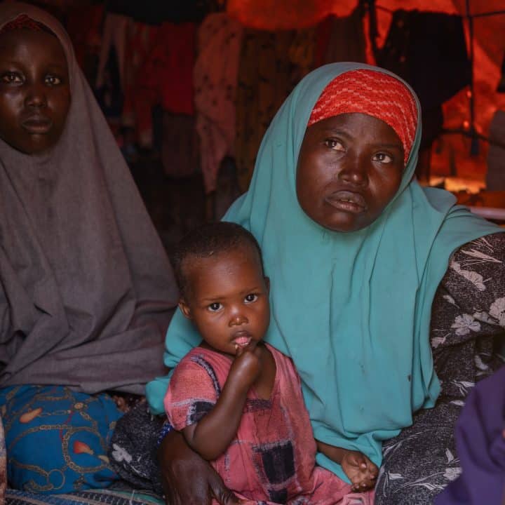 Une famille de 4 enfants et 3 femmes, dont Amina et Macko, est arrivée au camp il y a 2 mois en provenance de Lower Shabelle après un voyage de 5 jours à pied. UNICEF Somalie/2023/Zerihun Sewunet