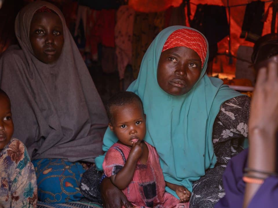 Une famille de 4 enfants et 3 femmes, dont Amina et Macko, est arrivée au camp il y a 2 mois en provenance de Lower Shabelle après un voyage de 5 jours à pied. UNICEF Somalie/2023/Zerihun Sewunet