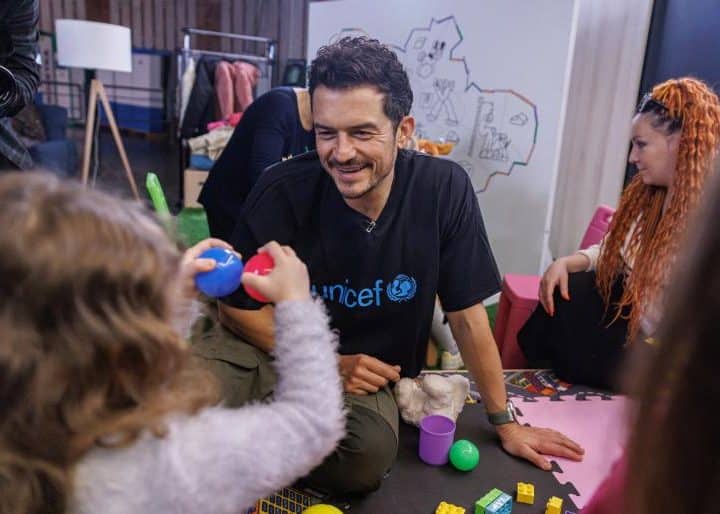 L'ambassadeur de l'UNICEF Orlando Bloom joue avec des enfants dans le Spilno Child Spot de l'UNICEF dans une station de métro à Kiev, en Ukraine, le 25 mars 2023. ©UNICEF/UN0819998/Skyba