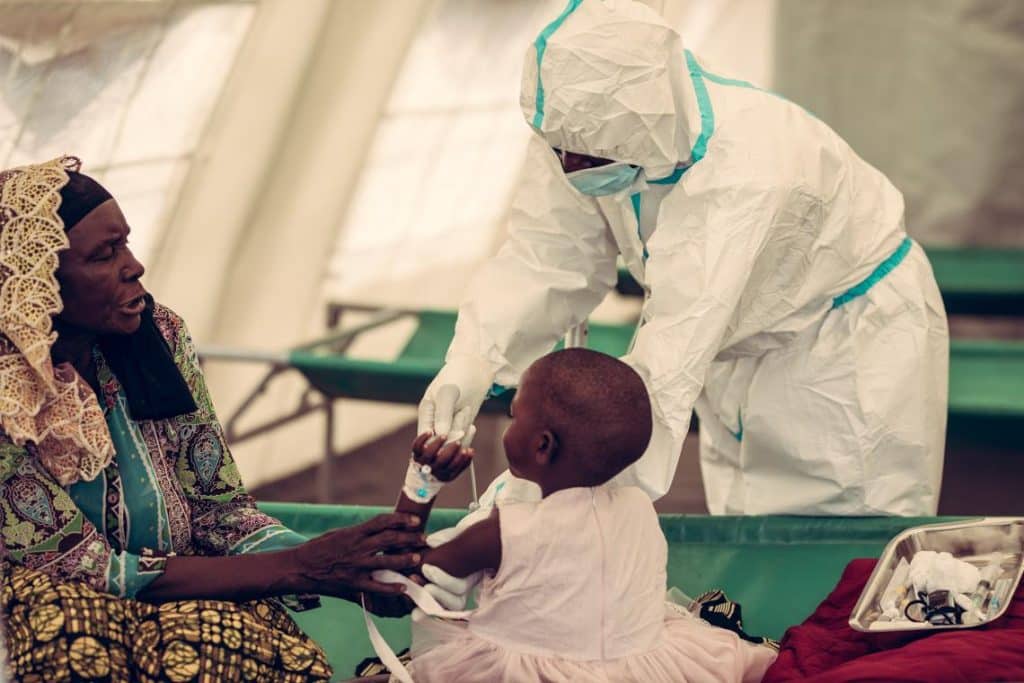 Au Malawi, un agent de santé ce l'hôpital rural de Chilumba administre à Gladys un traitement contre le choléra. ©UNICEF/UN0711207