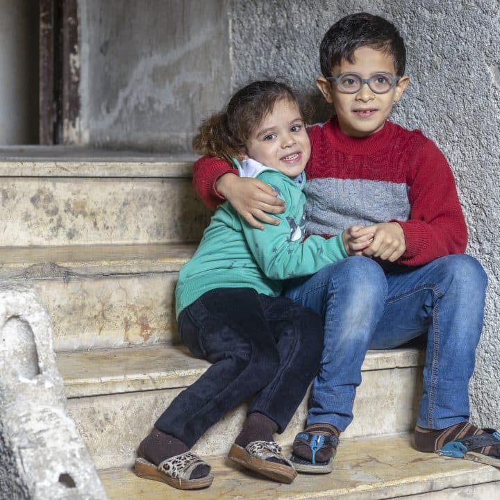 En Syrie, Radwan, 9 ans, et sa sœur Rimas, 5 ans, ont bénéficié de l'aide hivernale de l'UNICEF, une aide en espèces qui permet aux familles de survivre à l'hiver. ©UNICEF/UN0742198/Janji