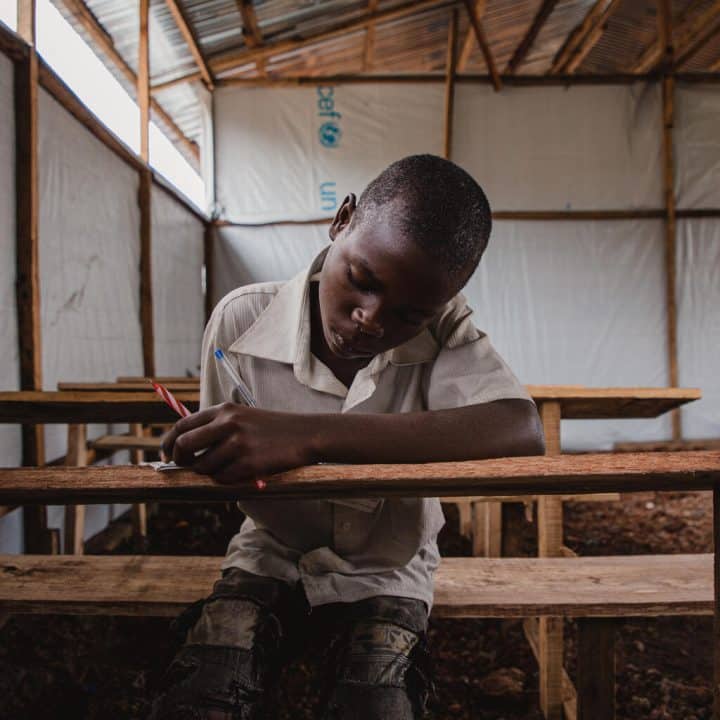 Prumesse, 11 ans, est élève à l'école primaire Bujari de Kanyaruchina, dans la province du Nord-Kivu, en RDC, où l'UNICEF a installé des salles de classe d'urgence. ©UNICEF/UN0752695/Benekire