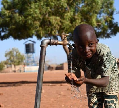 La triple menace des crises liées à l’eau met en danger la vie de 190 millions d’enfants