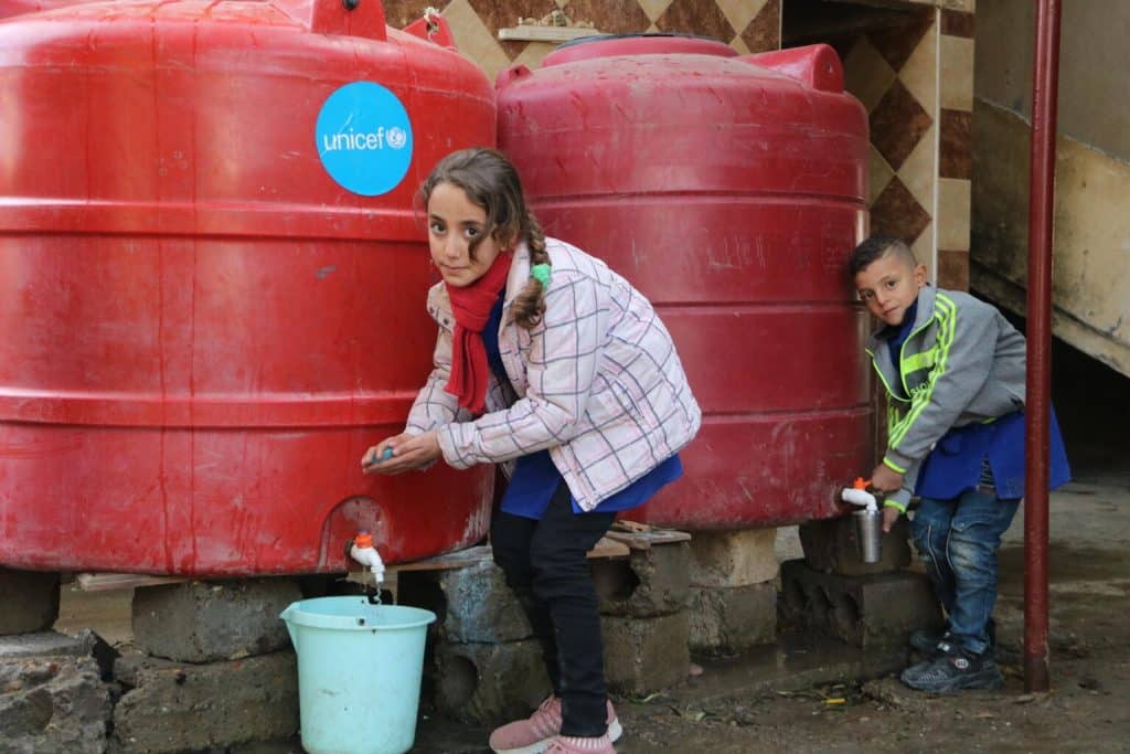 Bayan et Qusai, 9 ans, se lavent les mains à l'école Hatla Al Wosta, dans le village de Hatla, au nord de la zone rurale de Deir ez-Zor, en Syrie, le 20 décembre 2022. ©UNICEF/UN0762528/Al-Kheder