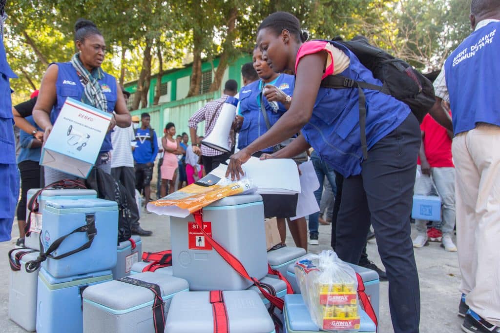 Le 20 décembre 2022 en Haïti, des agents de santé communautaires mènent une campagne de vaccination contre le choléra à Mirebalais et dans ses environs. ©UNICEF/UN0771601/Georges Harry Rouzier