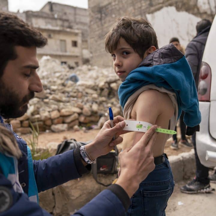 Le 10 février 2023, Ayman, 5 ans, est examiné par un agent de l'équipe de santé mobile soutenue par l'UNICEF, dans le quartier d'Alsalheen, dans la ville d'Alep, au nord de la Syrie, pour détecter d'éventuels signes de malnutrition. ©UNICEF/UN0781266/Al-Asadi
