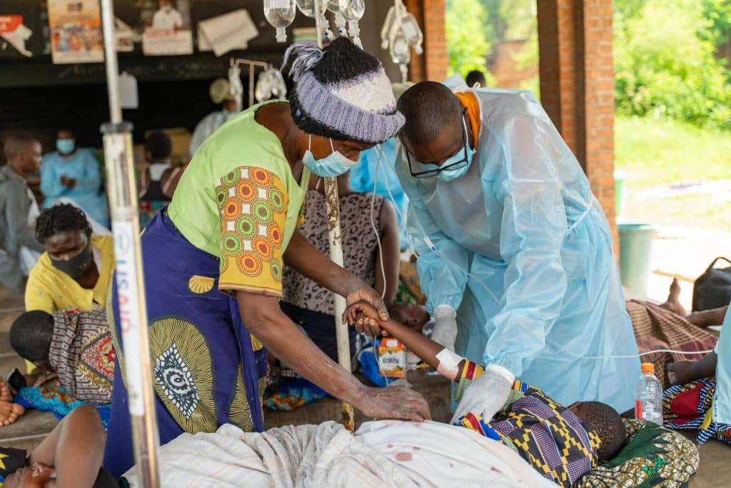 Au Malawi, un agent de santé vérifie l'état de santé d'un patient atteint de choléra après lui avoir administré un traitement médical. ©UNICEF/UN0782068/Khanyizira