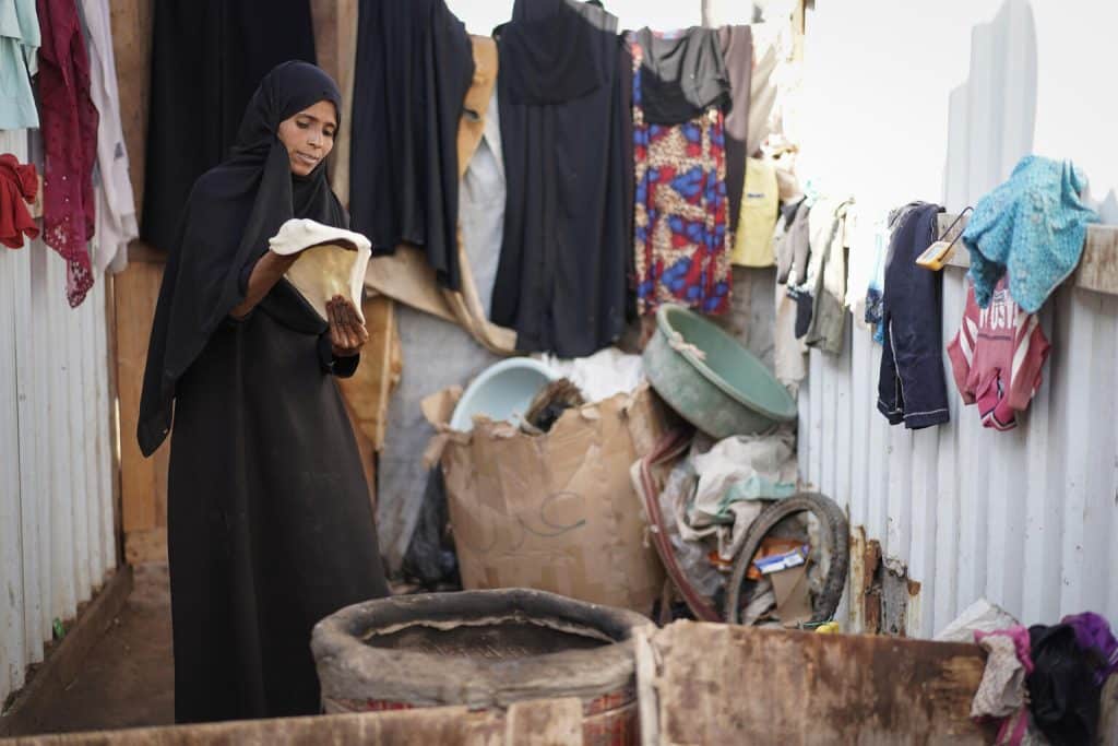 Le 10 février 2023 au Yémen, Aml Hasan Khamees, 30 ans, prépare de la pâte pour faire du pain pour elle et ses enfants. © UNICEF/UN0793418/Bin Hayan - YPN