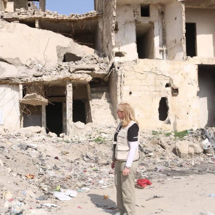 Le 1er mars 2023, à Alep, en Syrie, la directrice générale de l'UNICEF Catherine Russell constate de visu les dégâts causés par les récents tremblements de terre. © UNICEF/UN0795051/Deeb