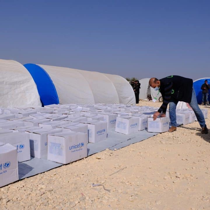 Mars 2023, à A'zaz, au nord-ouest de la Syrie, des kits d'hygiène UNICEF à destination des familles sont distribués dans un camp nouvellement établi pour les familles déplacées par les tremblements de terre. ©UNICEF/UN0795109/Anglais